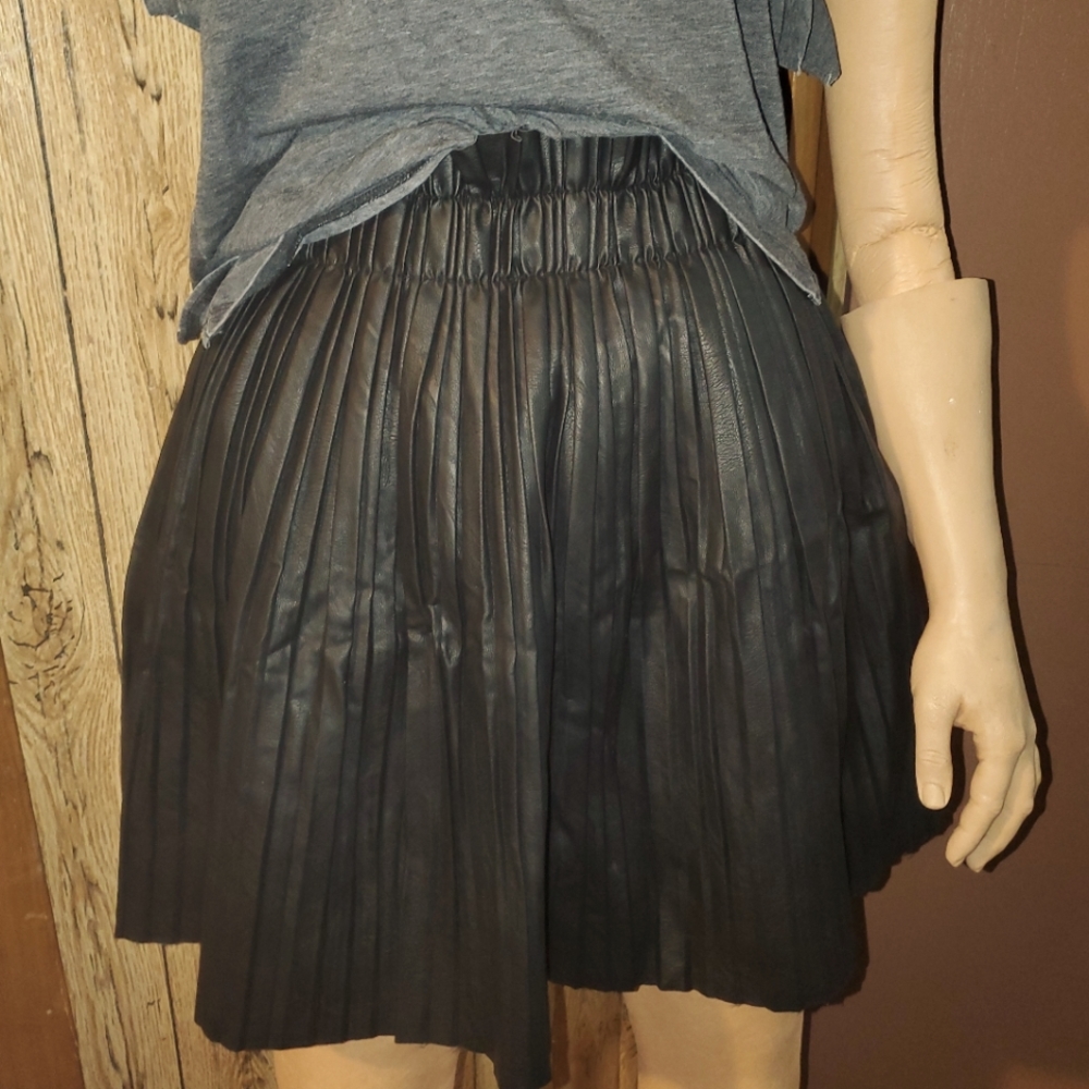 Material girls sz Medium black skirt